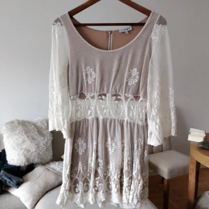  - Fantastisk klänning från Estradeur. Storlek M men beroende på midja kanske den passar S bättre. Kan skicka mått om det är intressant. Underklänning finns så den är inte genomskinlig (förutom vid midjan, ca 12 cm typ). Skriv vid frågor! :)