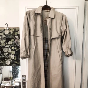  -  Vintage trenchcoat med fint foder. Passar från S-M.