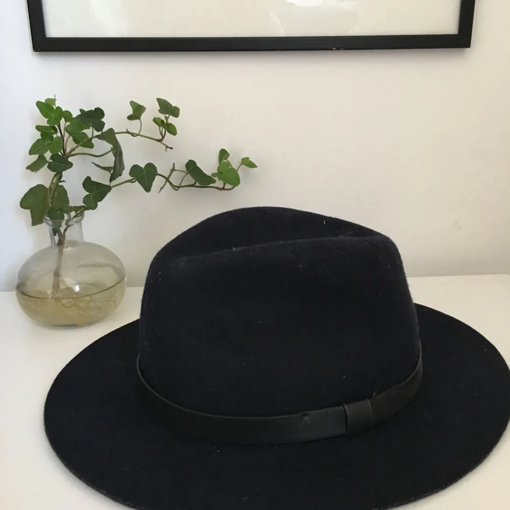 Mörkblå Stilren hatt använd 5ggr i storlek M.  Frakt 35kr eller hämtas i Stockholm, slussen . Accessoarer.