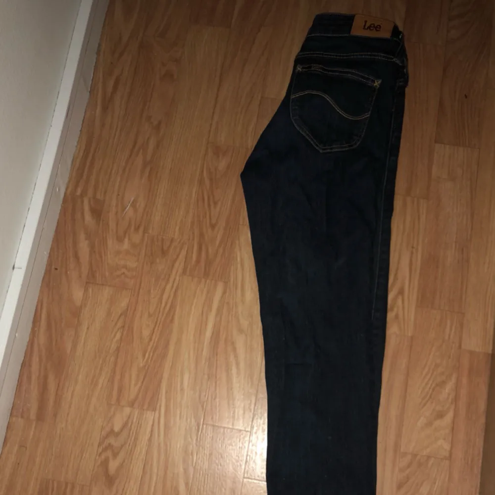 Äkta aldrig använda lee jeans i storlek 25. Jeans & Byxor.