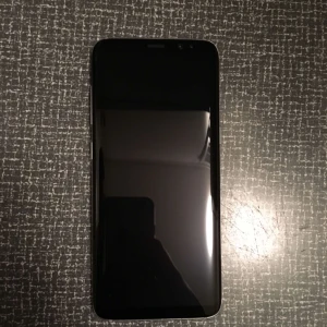  - Nästan helt ny samsung galaxy S8 som knappt är använd. Inga skador, repor eller liknande på den heller.  Mobilen är låst till 3. 