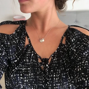  - En superfin blus från Bikbok. Använd 2 ggr. Frakten är inräknad i priset.