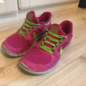  - Rosa Nike-skor modell free run 3 