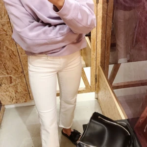  - Jeans i strl S från Filippa K SS17. Använda ett fåtal gånger = utmärkt skick. Ordinarie pris 1600 