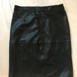  - Ubrukt kjol i skinn fra vila. Det er mye stretch så kan passe de fleste. Fin spilt bak