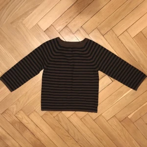  - Brun tröja med svarta ränder. Litet båtringad, mjuk och skön. Rak passform. Lapp borta men skulle gissa på XS-S. Bruksskick, men kvar att ge!  Kan mötas i Stockholm eller skicka mot fraktkostnad! ✨🌸✨