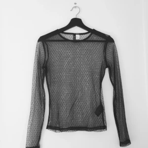  - Transparent tröja med prickar på från H&M. Märkt S men skulle snarare säga att den är en XS. Köpt på Plick men tyvärr för liten för mig. Fraktar mot betalning eller möts upp i Täby 🌸
