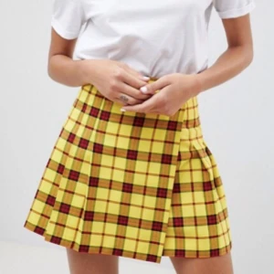  - Köpte denna från ASOS men tyvärr var den lite liten för mig, så tänkte kolla om någon här vill köpa den innan jag skickar tillbaka den (spara lite på miljön hehe). Den är en strl 38 och måttet är ca 36 cm midjan rakt över och ca 40 cm lång. Säljer den för 280kr vilket e samma pris jag köpte den för:) Kan mötas i Sthlm!