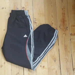  - Snygga adidas trackbyxor som behöver ny ägare! Betalning sker via swish och köparen står för frakten :)