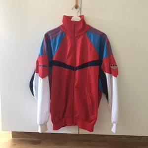  - Adidas-tracksuit jacka i stl M. Knappt använd, nyskick. Vet ej exakt årtal.