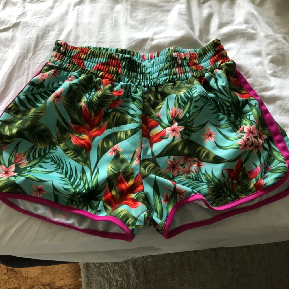 Jättesköna shorts från Tindra i tropical mönster. Nästan aldrig använda. Shorts.