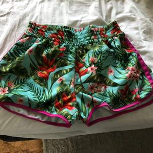 Jättesköna shorts från Tindra i tropical mönster. Nästan aldrig använda