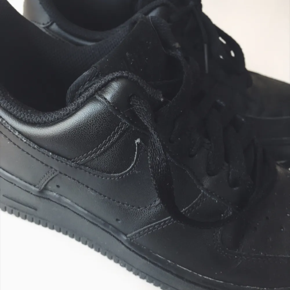 Helt oanvända svarta Nike air force sneakers 👟👟 köpare står för frakt eller möts i Gbg. Skor.