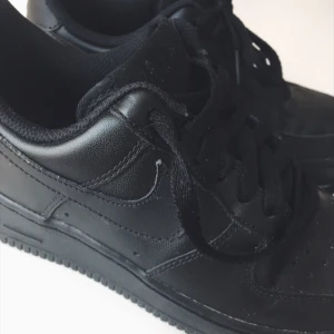  - Helt oanvända svarta Nike air force sneakers 👟👟 köpare står för frakt eller möts i Gbg