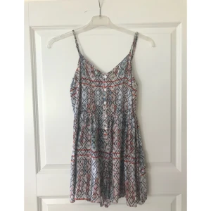  - Mönstrad somrig byxdress med knappar framtill. Perfekt att ha på stranden.