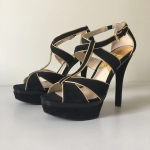  - Michael Kors skor storlek 39.  Endast använda en gång.  Nypris $200 Kan mötas upp alternativt frakta/samfrakta 