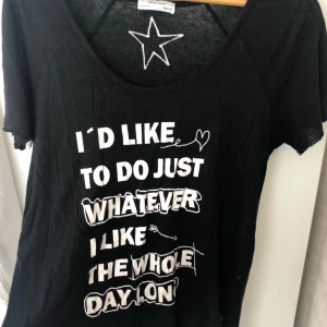  - Svart T-shirt från Zara i storlek M men sitter mer som en L skulle jag säga. Rå kant på ärmar och nederkanten. Använd men i fint skick. Frakt tillkommer. 