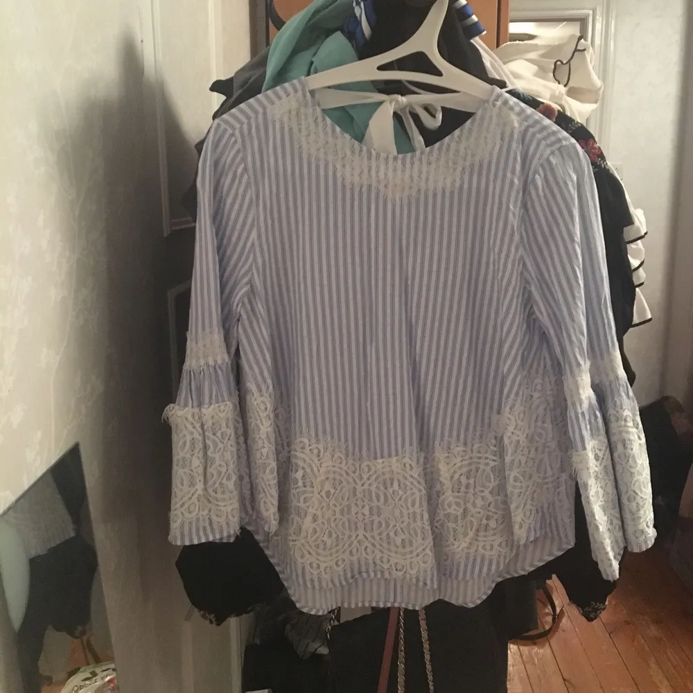 En söt och somrig blus från zara som köptes förra året, storlek xs men sitter som s!. Puserot.
