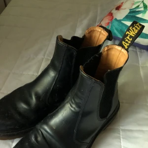  - Köpta för 1600kr. Märke är dr.martens. Perfekta skor för hösten men även goa till sommarkvällar. Köparen står för frakt