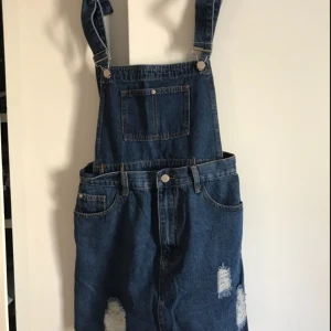  - Oanvänd dungareedress. Storlek 10/38 men passar även 36!  Köparen står för frakt!