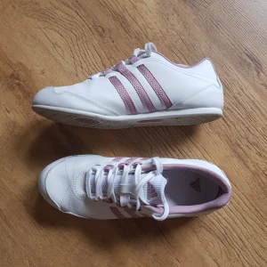  - Adidas sneakers. Mycket sparsamt använda och i gott skick. 