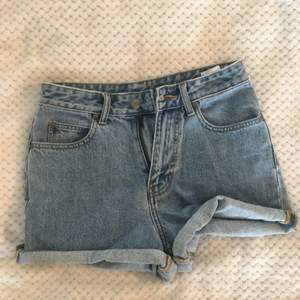 Blåa jeansshorts från Dr. Denim. Köpta på Carlings förra året tror jag, aldrig använda pga för små. Storlek 26. 