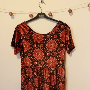  - Klänning från Motel Rocks i härligt polyestertyg. Säljes pga lite för stor för mig. Storlek S/M töjjbart tyg. Frakt ingår i priset 300 kr. Mer detaljerad bild på tyget syns på sista bilden ☆☆☆ 