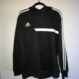  - Adidas hoodie i jätte bra skick! Passar en L-XL eller oversized M 