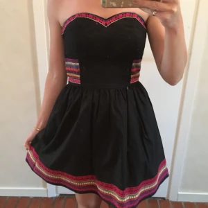  - Grekland-inspirerad klänning som aldrig kommit till användning. Köptes för 399 kr  Möts i Göteborg eller skickar mot porto.