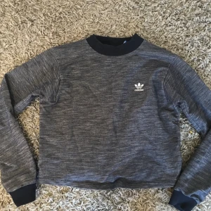  - Lite croppad tjocktröja från adidas, nästintill oanvänd. Säljer pga garderobsrensning.   