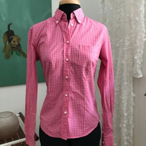  - Rutigrosa skjorta ifrån Gant. Storlek XS. Endast använd ett par gånger. Priset är inkl frakt!👩‍🌾🍄🌵☀️