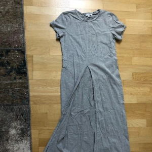  - ”Lång T-shirt” från NAKD. Som en magtröja där fram och lång som en klänning där bak. Supersnygg men används tyvärr för lite... 