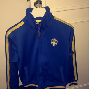  - Sverige tröja. Storlek XS!   Bosatt i Västerås. DM:a vid intresse! Pris kan diskuteras. Inga byten. Köparen står för eventuella fraktkostnader. 😃 tar swish & kontanter. 💸