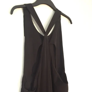  - Rymliga hängslebyxor i tunt bomullstyg, storlek medium men skulle säga att de mer funkar som one size. 