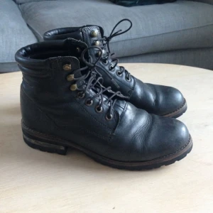  - Jättefina och jättevarma kängor i äkta skinn från Vagabond. Storlek 38. Ordinarie pris 1500kr.  Är mjuka och "luddiga" på insidan vilket gör dem sköna. Kanske inte direkt säsong för dessa nu men vintern kommer alltid varje år :) 