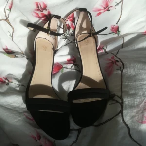  - Svarta klackskor med en skada på den högra klacken (har använt dem en gång på studentbal) annars är de i bra skick. Lite lägre klack