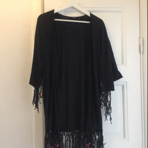  - Svart kofta/tröja med fransar köpt på Lindex. Knappt använd. Pärlorna kan tas bort. Storlek är XS/S men passar även M/L. Köparen står för frakt✨