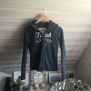  - En användbar, mysig, djupblå hoodie!!  Nypris 700 kr.  Den är ganska använd och har en stearinfläck på en av muddarna (se i bild 3), dock är den knappt märkbar! I övrigt är den fortfarande i gott skick 🌹