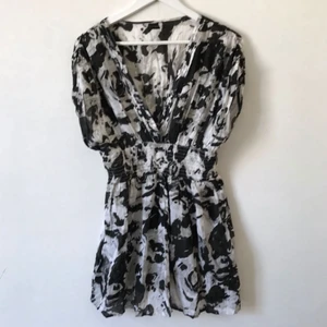  - Oanvänd mönstrad klänning från Vila i svart/grå/vit. Resår i midja och korta ärmar, V-ringad, lite stelare bomullstyg men ändå fint fall.  Kan mötas i Stockholm eller skicka mot fraktkostnad! ✨🌸✨