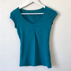  - Turkos t-shirt från H&M, supersöt! XS.  Kan mötas i Stockholm eller skicka mot fraktkostnad! ✨🌸✨