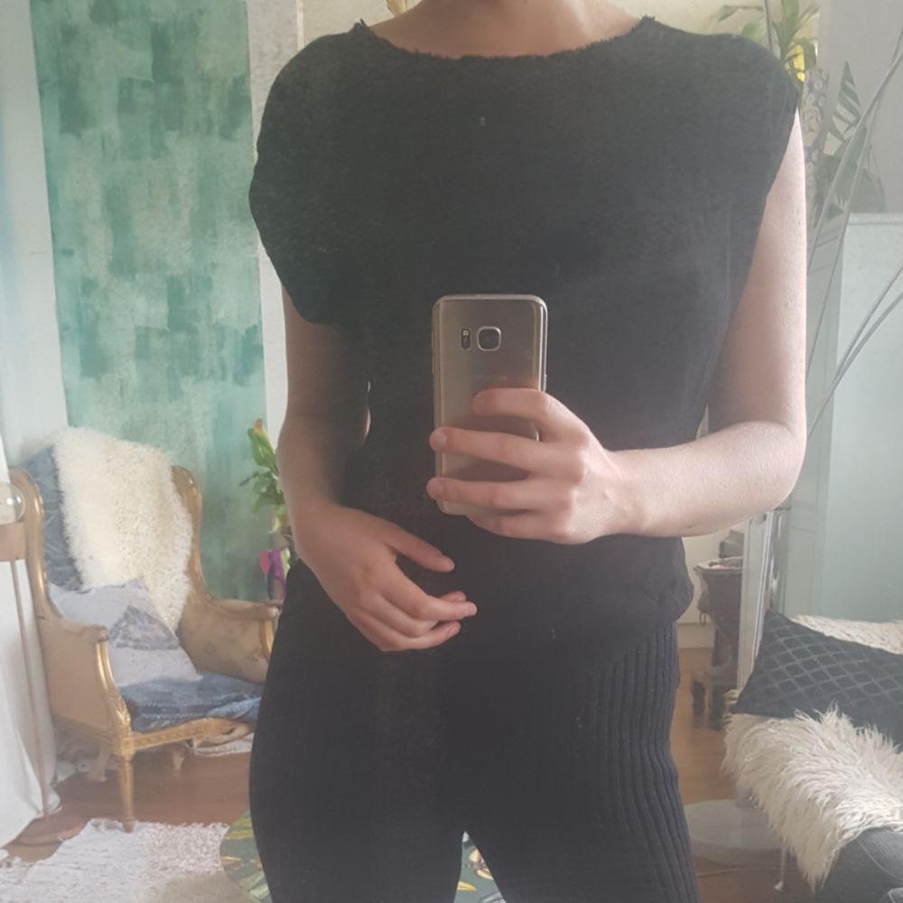 Svart topp från House of Dagmar. Storlek 38. 100% viscose. . Skjortor.