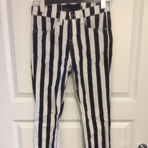  - Svartvit randiga tighta byxor från Zoul, stl 26. Använda en gång, så gott som nya.   Garderobsrensning, se mina övriga annonser. Möjlighet till samfrakt.   Köparen står för frakt. Ansvarar ej för postens ev slarv.