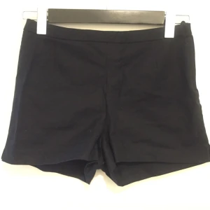 - Oanvända svarta mini shorts från hm stl 34. Dragkedja på sidan.   Garderobsrensning, se mina övriga annonser. Möjlighet till samfrakt.   Köparen står för frakt. Ansvarar ej för postens ev slarv.