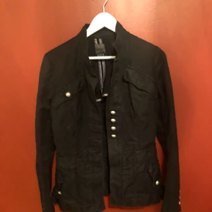  - Calvin Klein svart jacka, sporty, militär style köparen står för frakt