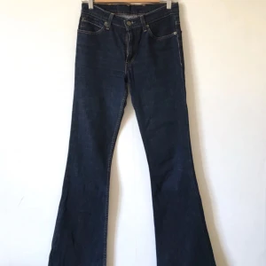  - Levis 609 utsvängda jeans, W28, L36. Gott skick utöver slitningar nere vid byxslut, se bild. Mjukt, lätt stretchiga jeans. Så snygga!  Kan mötas i Stockholm eller skicka mot fraktkostnad! ✨🌸✨
