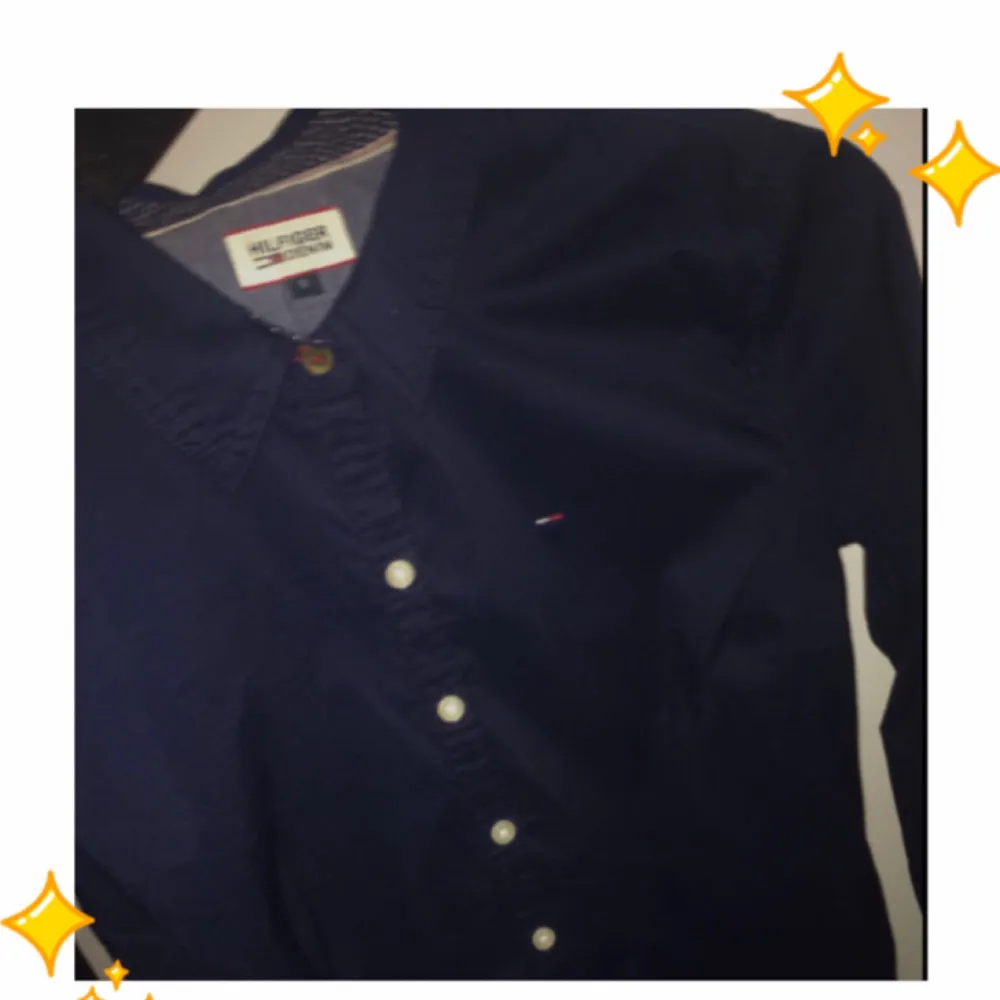 mörkblå/navy skjorta köpt från en tommy hilfiger outlet. passar storlekarna xs-s då den är figursydd vid midjan men lösare vid ärmarna och längst ner på skjortan. insidan av kragen och insidan av ärmarna är i prickigt mönster som syns om man viker ut de. . Skjortor.