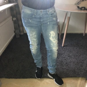  - Ska sitta lösa men de sitter tajt på mig efter graviditet.. favvo jeansen..