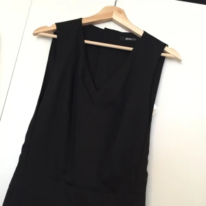  - Svart jumpsuit från Gina Tricot i storlek 36