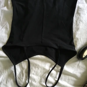  - Svart body. S men stretchig. Bra både som basplagg och för ballerinafeeling. Kolla gärna in mina andra plagg!