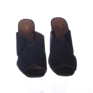  - Klackskor från H&M. Endast testade inomhus, men var för små för mig. 